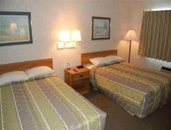 Super 8 Milwaukee West Hotell Wauwatosa Exteriör bild