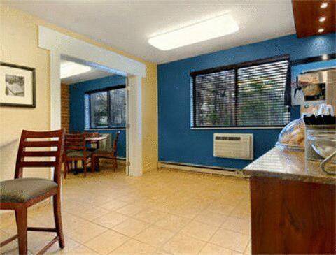 Super 8 Milwaukee West Hotell Wauwatosa Inreriör bild